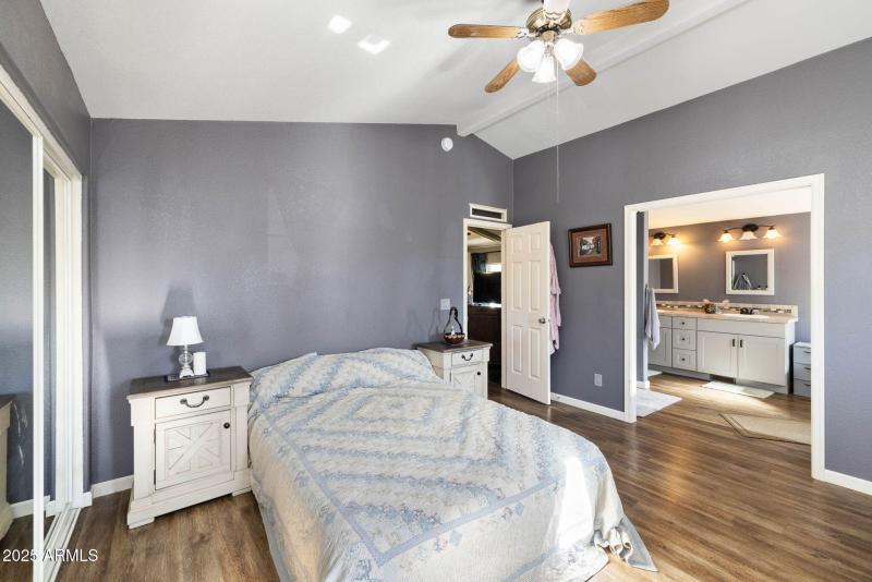 18-Primary Bedroom (2)