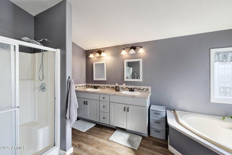 20-Primary Bathroom (2)