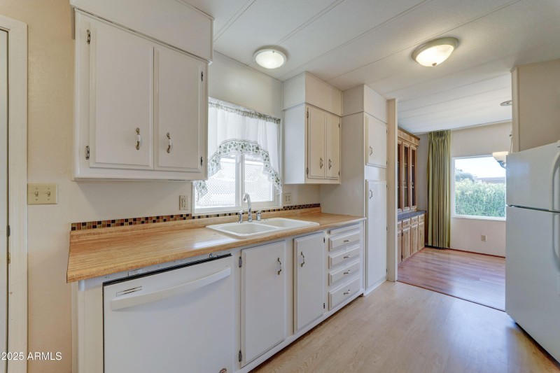 9109 E Country Club Dr-5