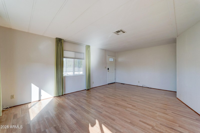 9109 E Country Club Dr-11