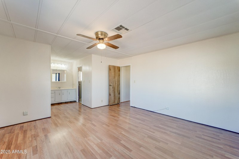 9109 E Country Club Dr-13