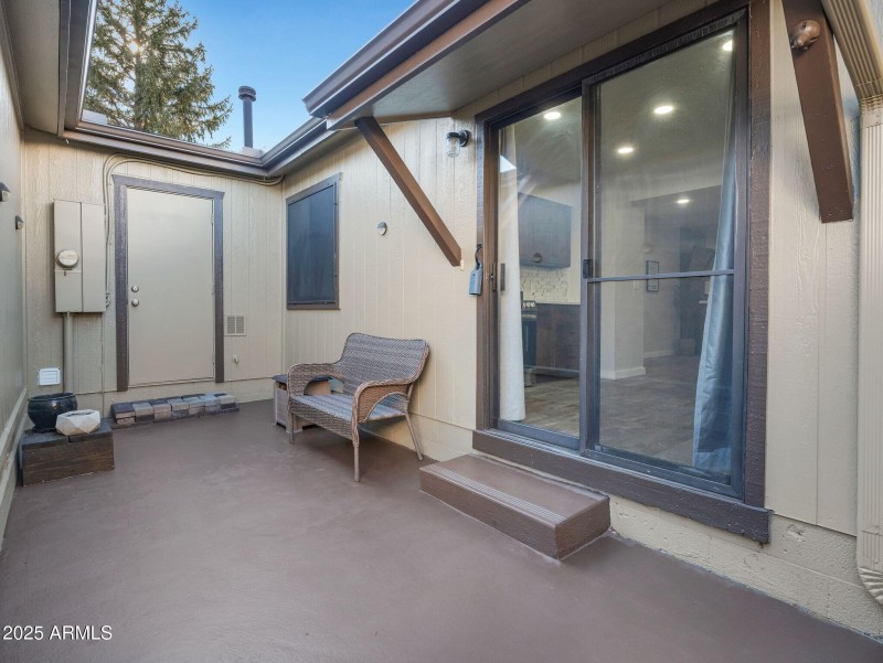 005_fenced back courtyard