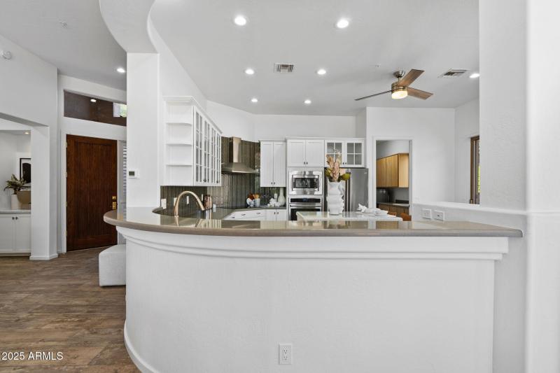 Breakfast Bar/Open Kitchen