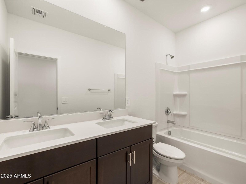 Bath 2 Double Sinks!