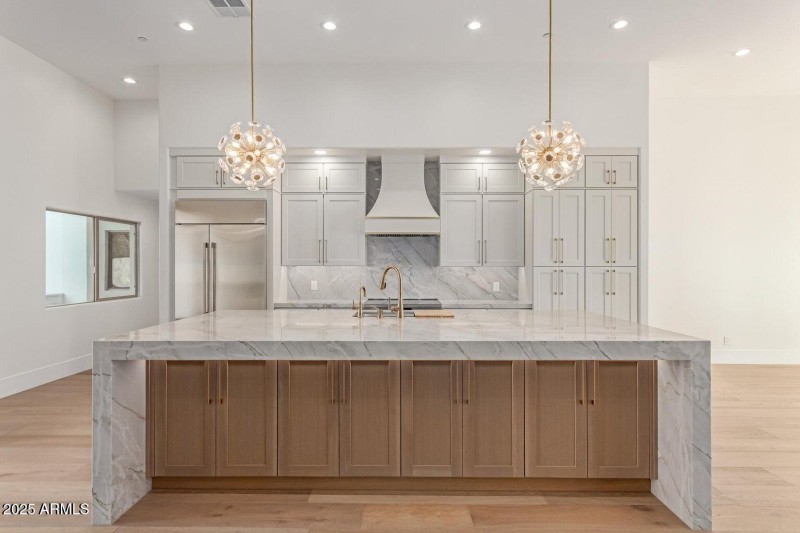 20251025222612464324000000-o