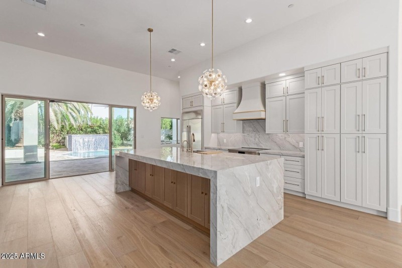 20251025222610372162000000-o