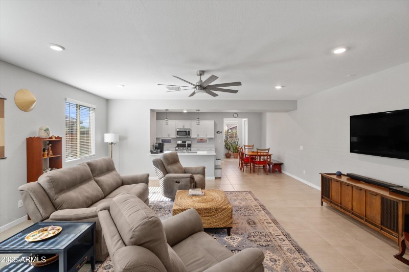 05-Family Room to Kitchen