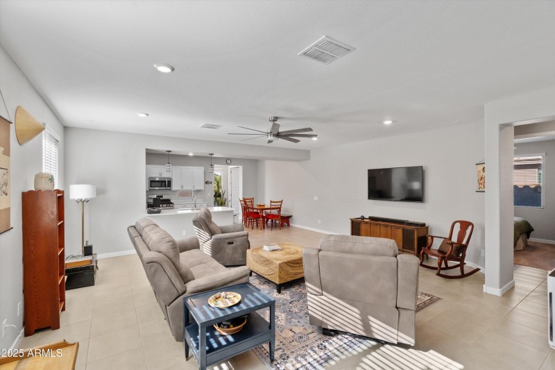 06-Family Room to Kitchen