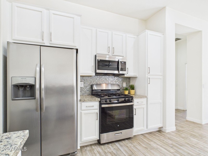 KITCHEN RANGE & REFRIGERATOR2