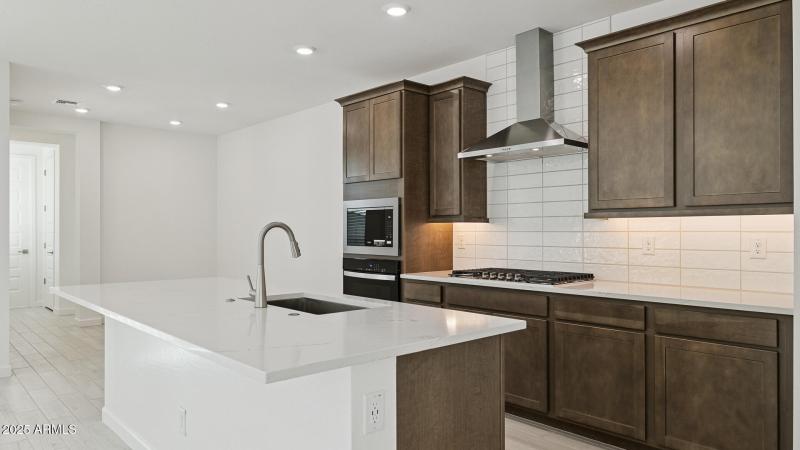 3985_Phoenician_Lot 2081_Aloravita_Peori