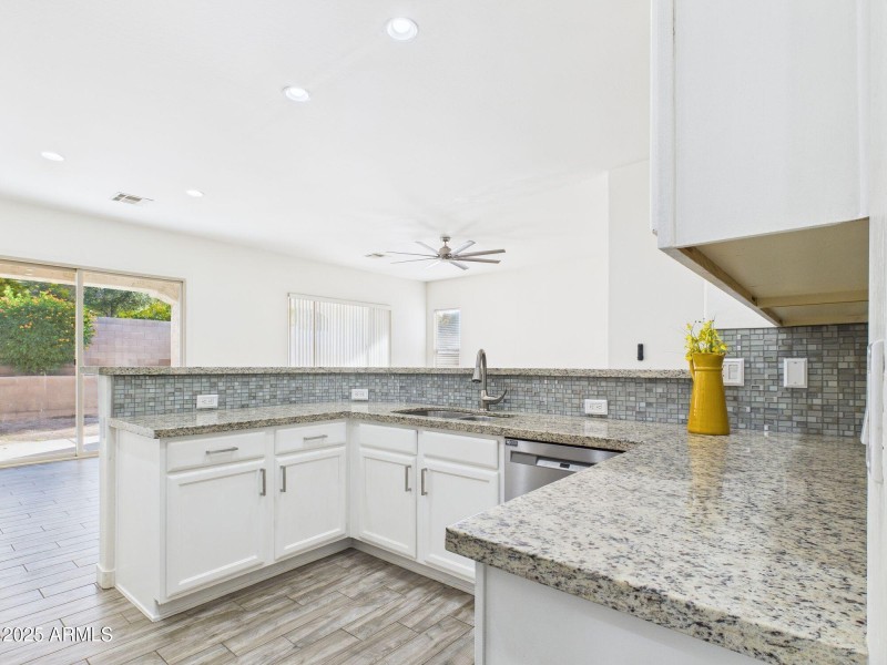 KITCHEN COUNTER TOP SPACE-BACKSPL