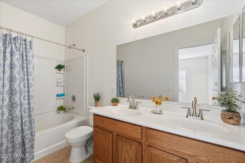 Primary bath with dual sinks