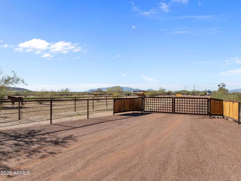 10-web-or-mls-DJI_20251211123806_0036_D