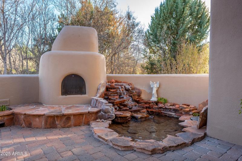 Fireplace/Water Feature