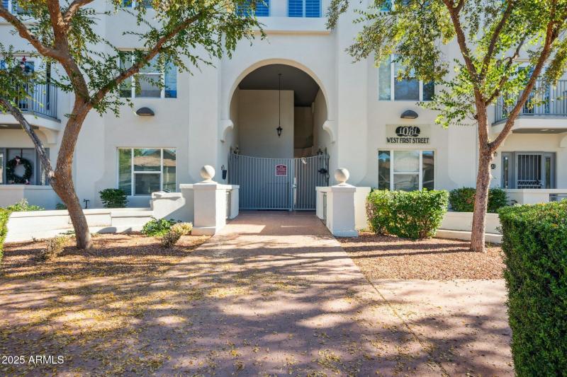 2-web-or-mls-1081-w-1st-st-unit-16