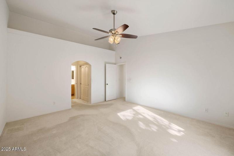 11-Primary Bedroom (2)