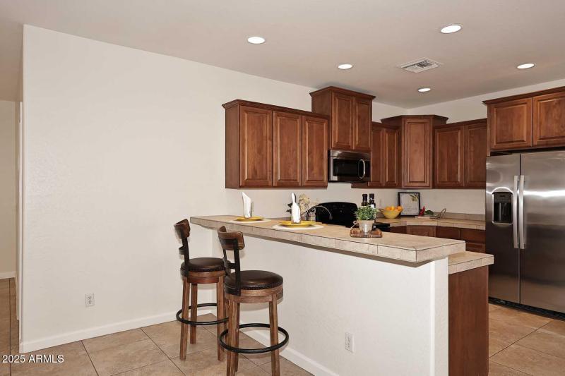 Kitchen-Breakfast Bar