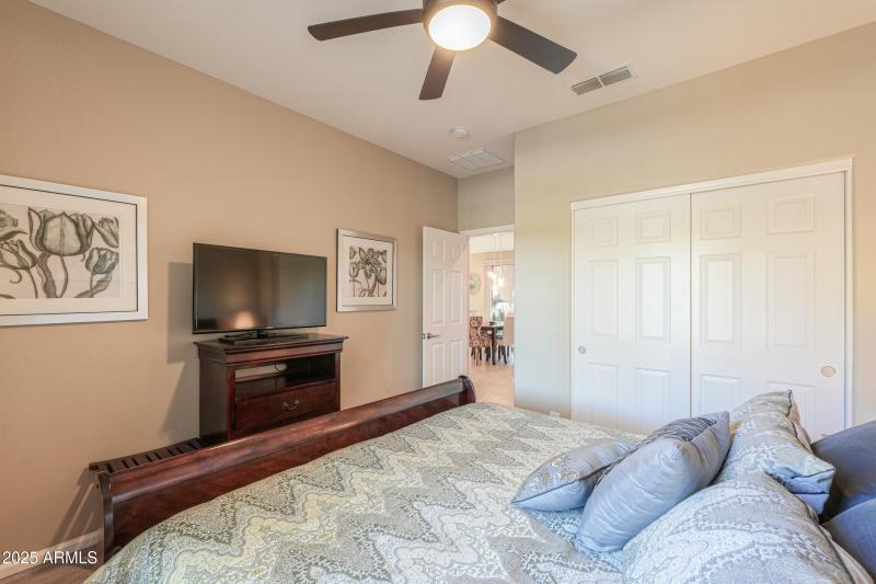 Guest room w/tile flooring