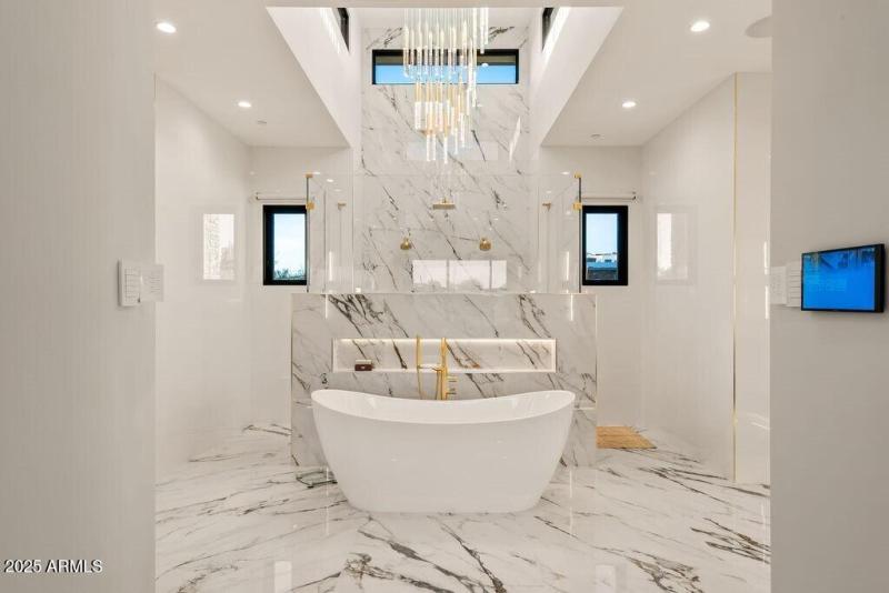 012_Primary Tub-Shower