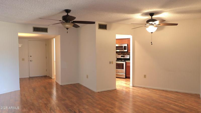 LIVING ROOM/DINING ROOM