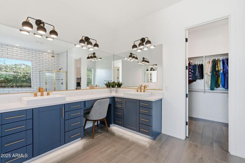 Primary Bathroom - Dual Sinks & Vanity