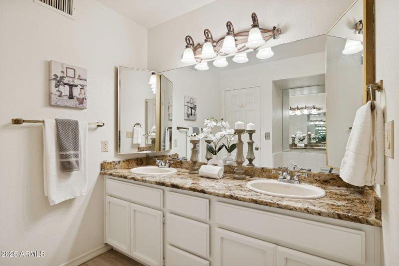 18 - 8418 E Via de Viva