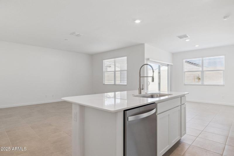 8-web-or-mls-23980-w-pima-st