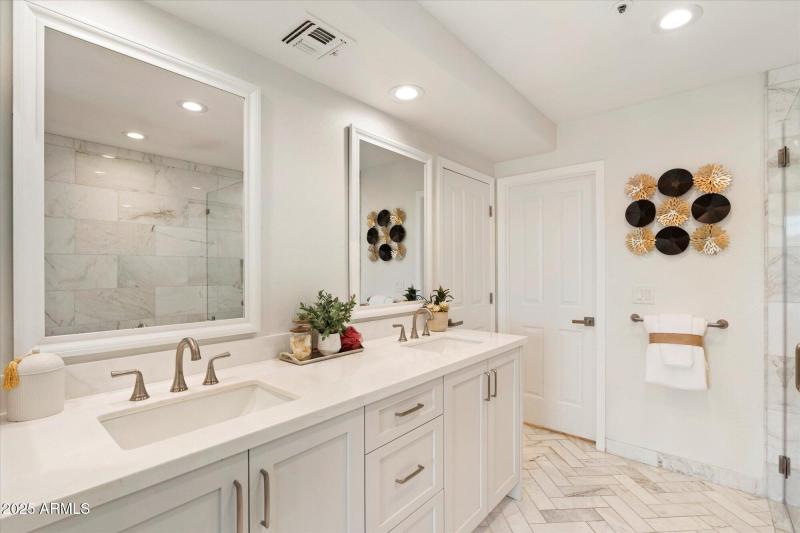 Dual Sinks in Primary Bath