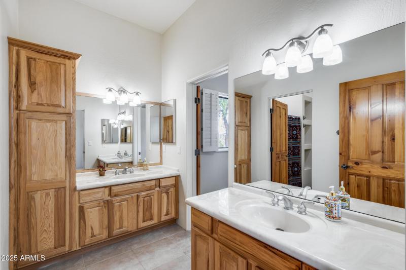 Dual Entry Full Bath