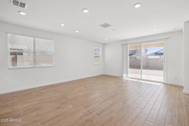 5-web-or-mls-24213-w-southgate-ave