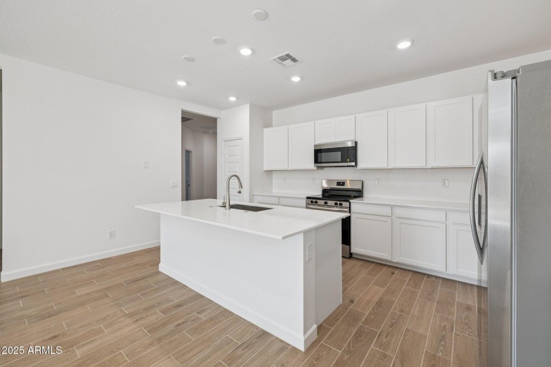 8-web-or-mls-24213-w-southgate-ave