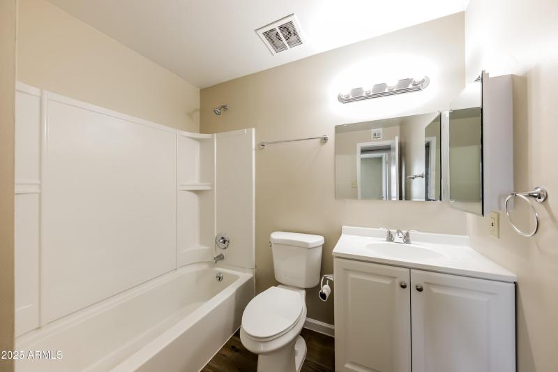 1022929.14248 N 35th St - Bathroom