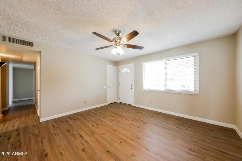 1022929.14248 N 35th St - Living Room