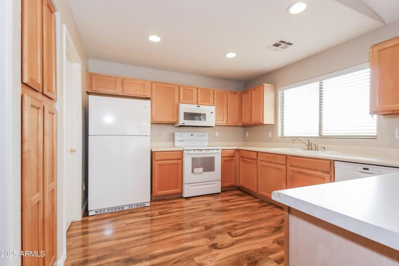 1021559.14960 N 134TH LN - Kitchen