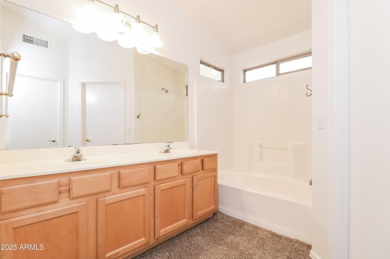 1021559.14960 N 134TH LN - Main Bathroom