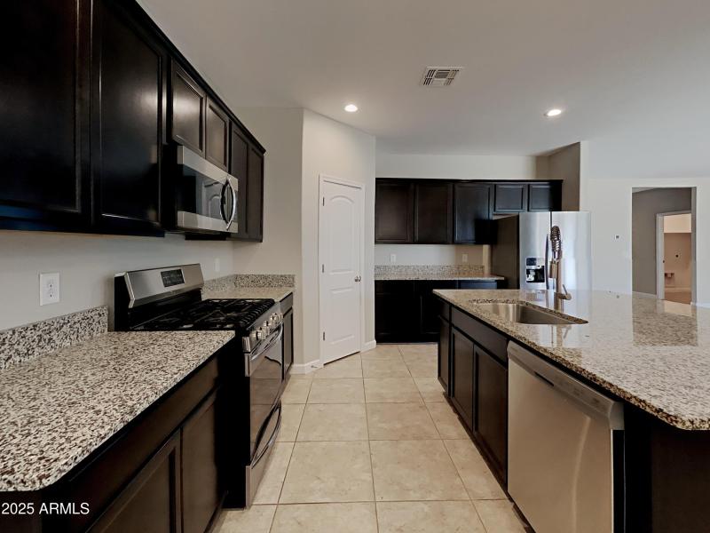 1005998.30388 W Amelia Avenue W_1