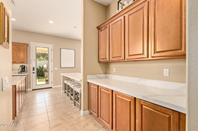 Nice butler pantry area