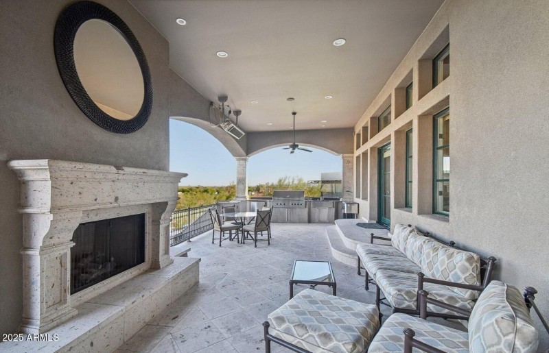 5738 N 32nd Place - 912+ sf Entertaining