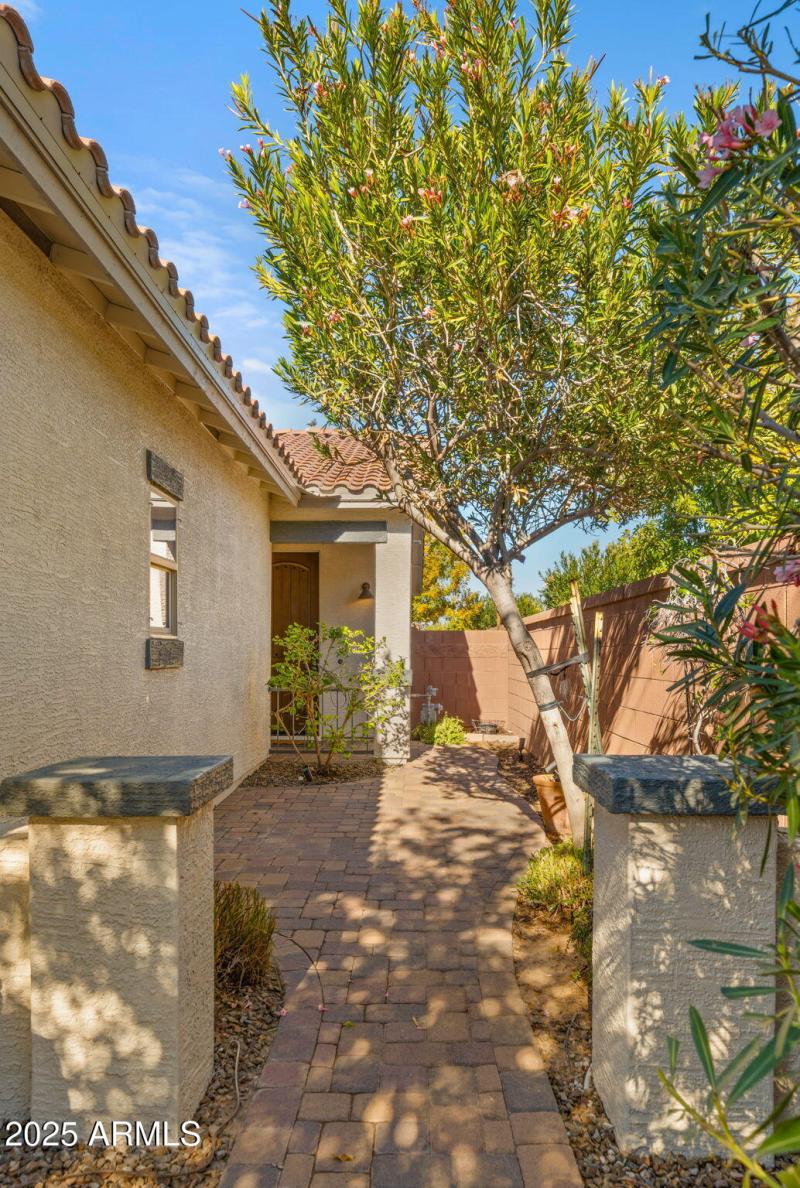 6-web-or-mls-Front yard3