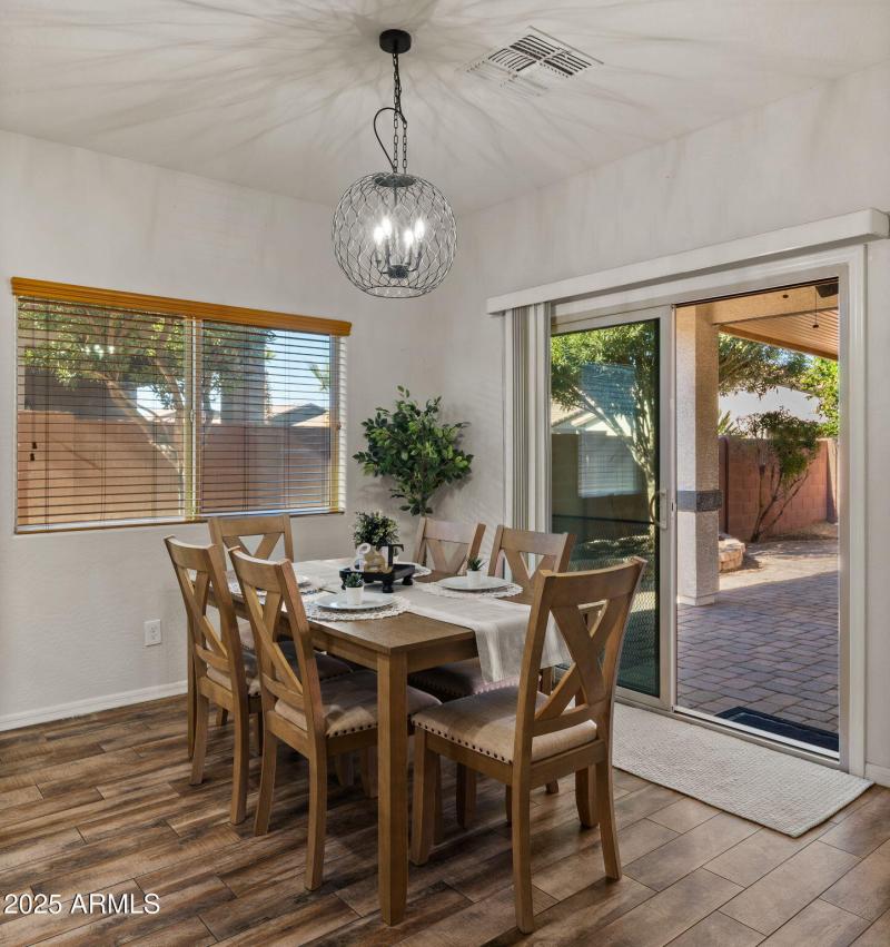 18-web-or-mls-Dining Nook1