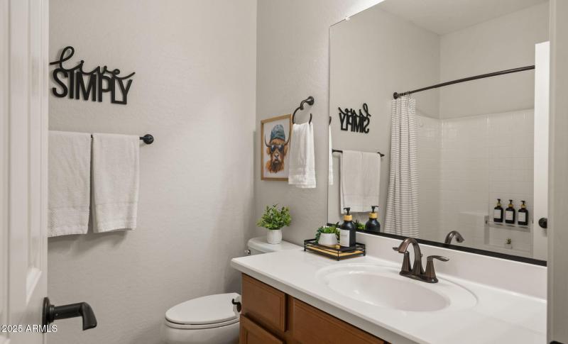 24-web-or-mls-Full Bathroom1