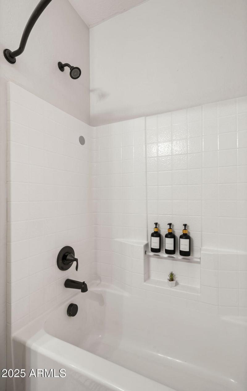 25-web-or-mls-Full Bathroom2