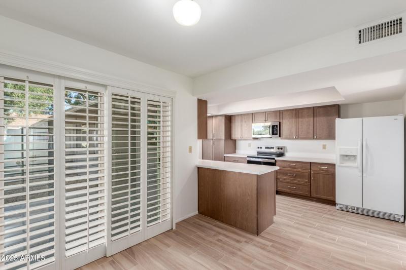 Bright Eat-in Kitchen