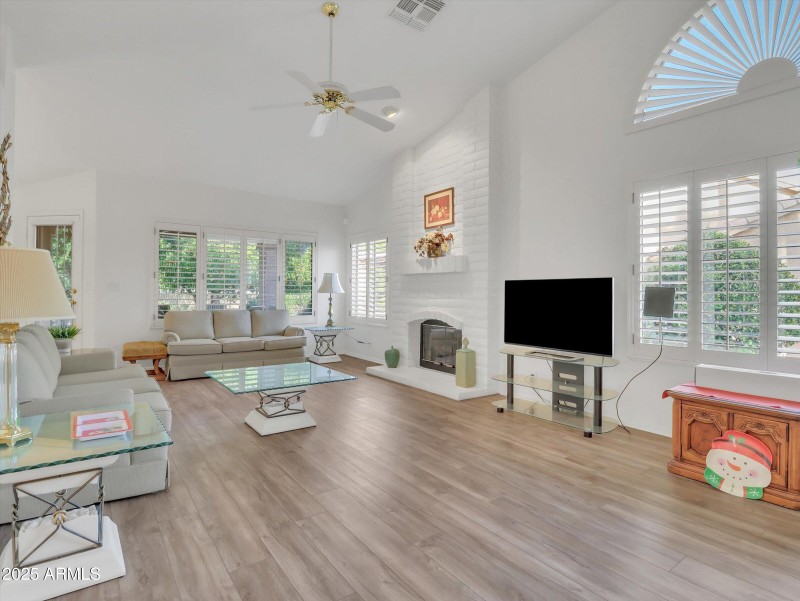 11-18764 N 89th Ln Lane-11living room