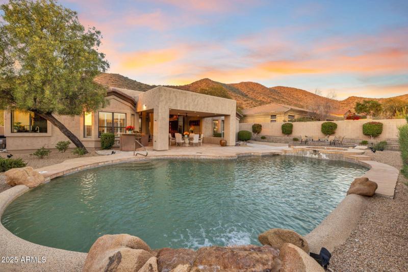 VERY PRIVATE BACKYARD