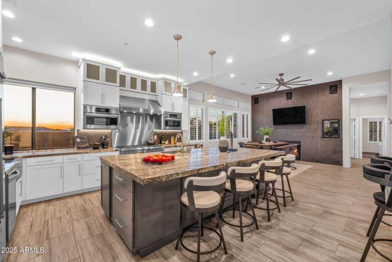 KITCHEN ISLAND EATING
