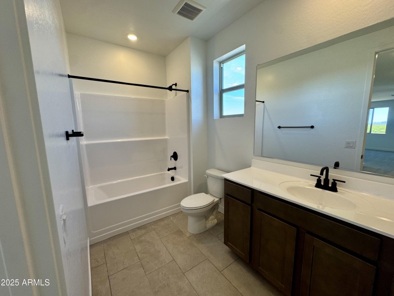 Upstairs Full Bathroom