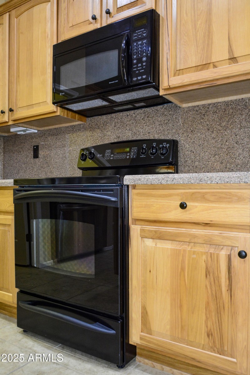 Kitchen Appliances GE Stove and Microwav