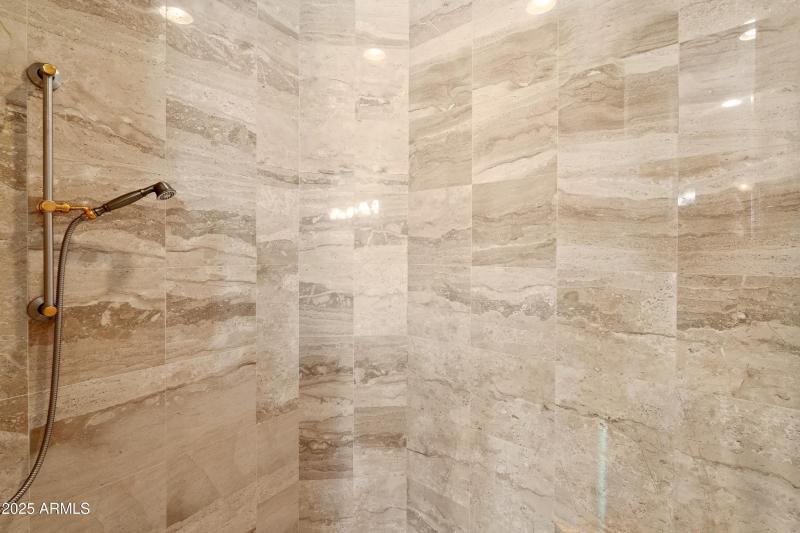 084_Junior Suite Bathroom