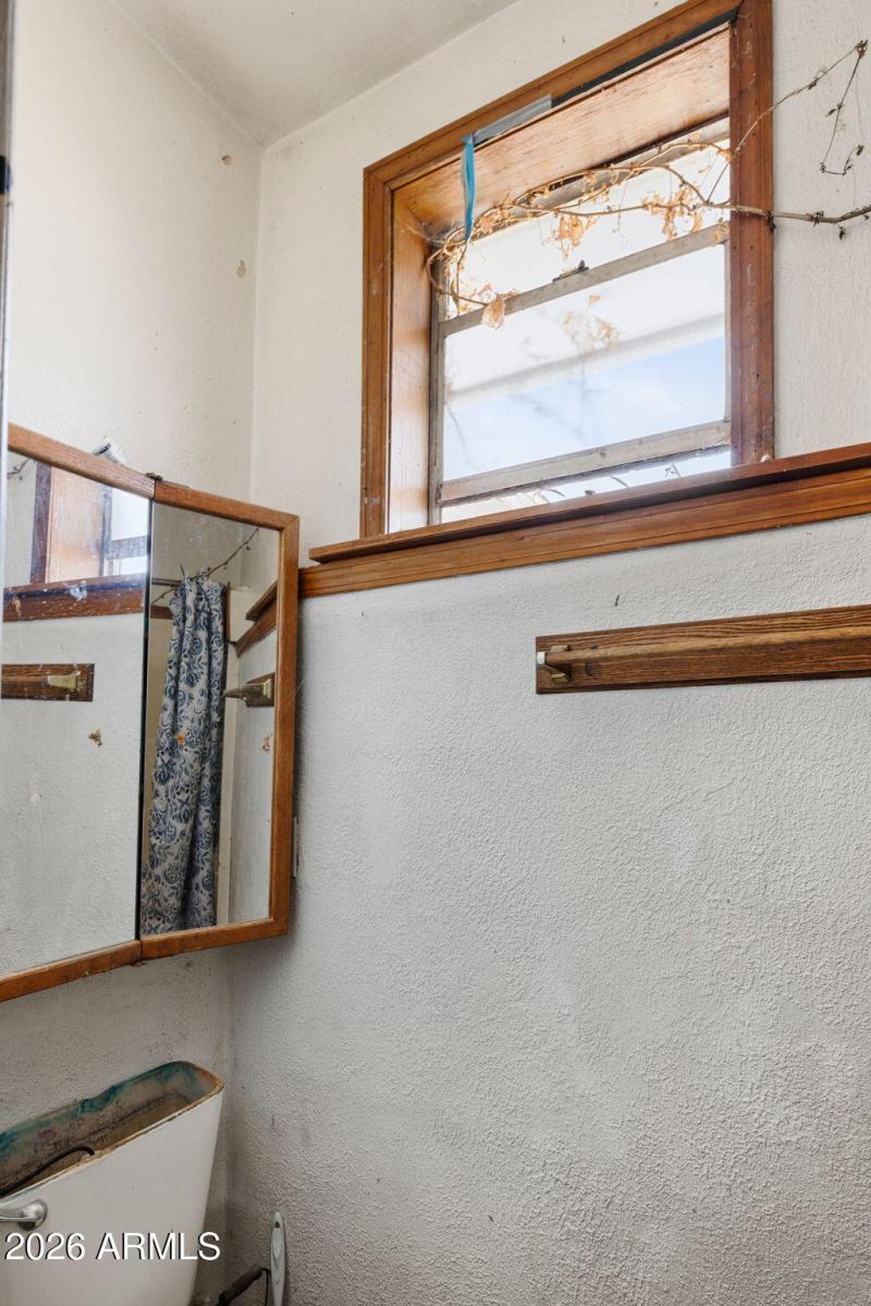 15-Apt Bathroom (2)